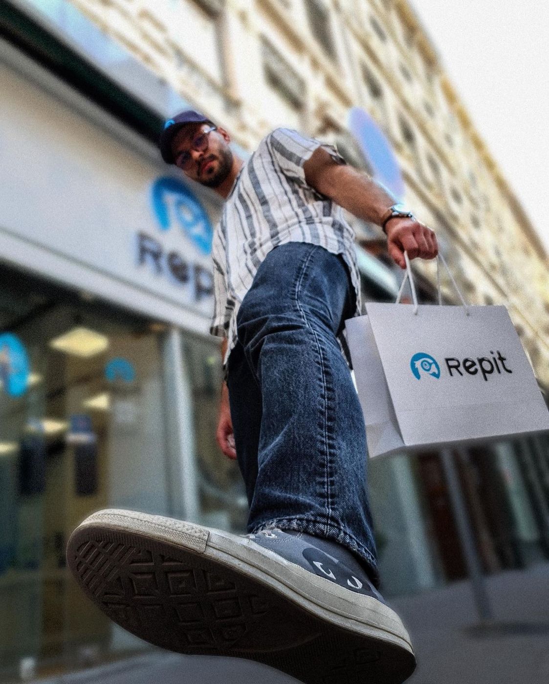 Client Repit avec son sac devant le magasin